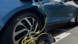 Ricarica per auto elettriche negli spazi urbani: a Colonia la soluzione è nei marciapiedi  